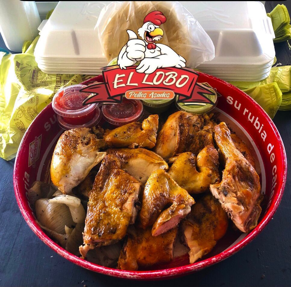 Fotografía de pollo asado en recipiente rojo